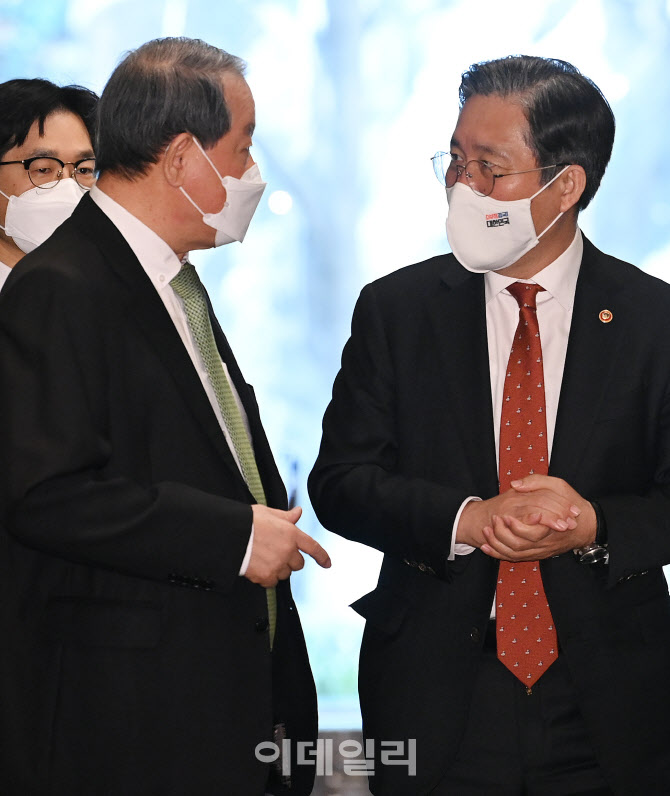 [포토]이야기 나누며 입장하는 성윤모 산업통상자원부 장관-강호갑 중견기업연합회 회장