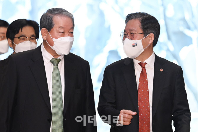 [포토]이야기 나누며 입장하는 성윤모 장관-강호갑 회장