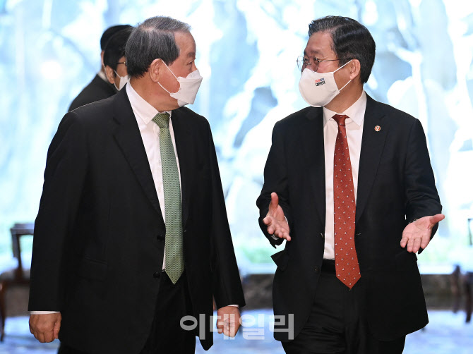 [포토]이야기 나누는 성윤모 장관-강호갑 회장