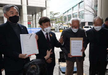 "대충 산 사람들" 독립운동가 조롱 윤서인…억대 위자료 소송