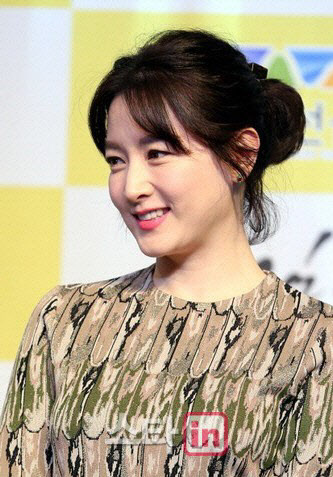 이영애 측, '국방위원 후원' 논란에 "군인 가족이라 한 것"