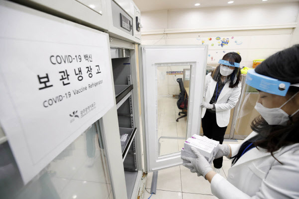 [뉴스새벽배송]美 금리급등에 나스닥 3%대↓…韓은 백신 접종 시작