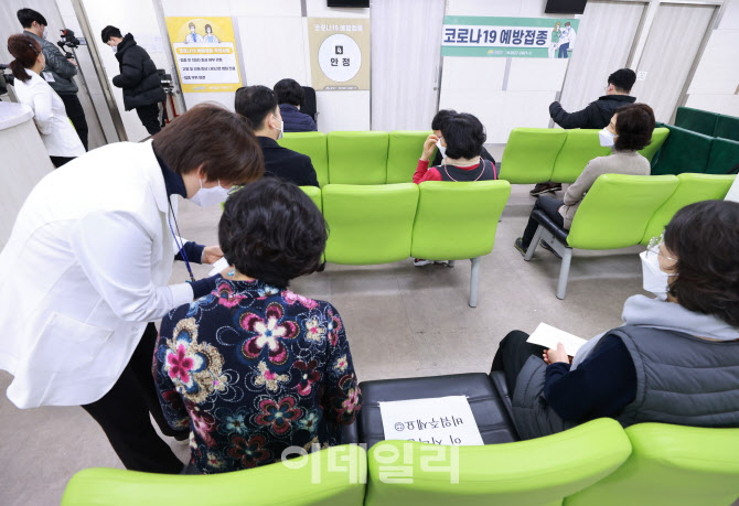 [포토]보건소 직원과 대화 나누는 요양보호사
