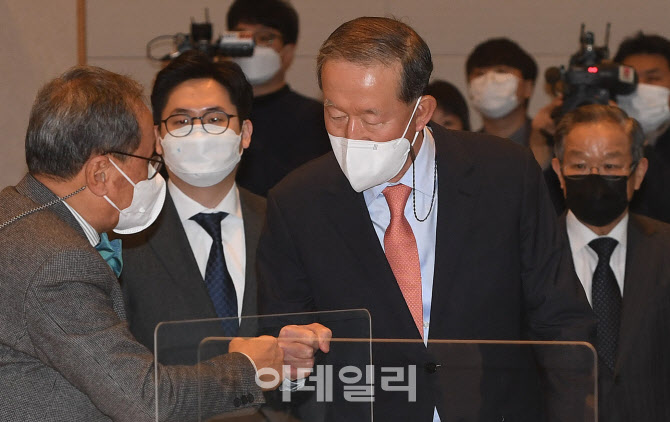 [포토]참석자들과 인사 나누는 허창수 전경련 회장