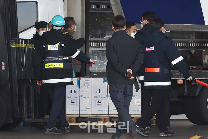 [포토]화이자 백신, 인천공항 도착…국립중앙의료원 등으로 이송