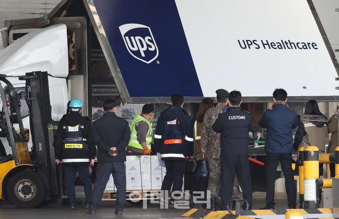 [포토]수송차량으로 옮겨지는 화이자 백신