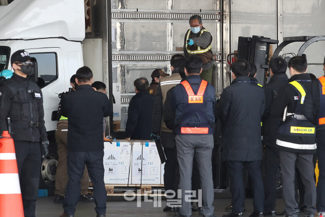 [포토]수송차량으로 옮겨지는 화이자 코로나 백신