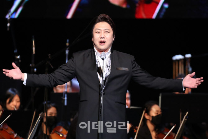 [포토]바리톤 이규봉의 멋진 공연