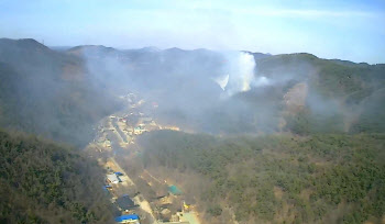 충남 서산 운산면 야산에서 산불..산림당국 헬기 동원 진화 중