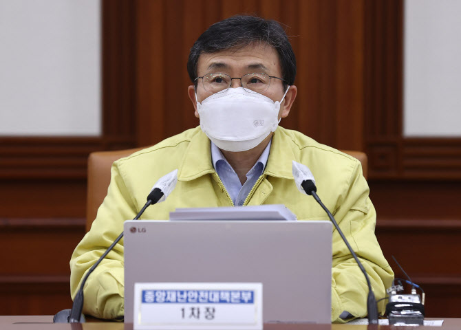 권덕철 복지장관 "접종 대장정 시작됐지만 방역상황, 여전히 불안"