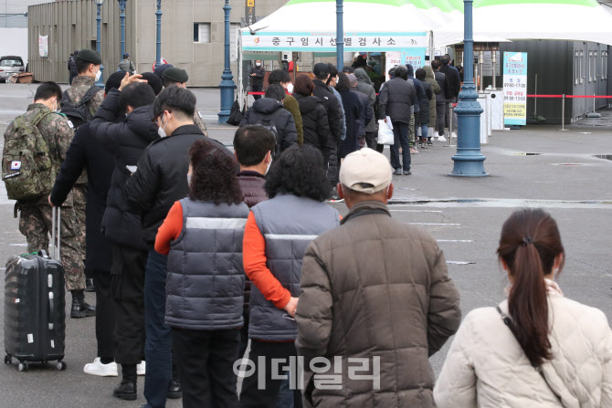 [포토]코로나19 신규 확진자 344명, 줄 선 시민들