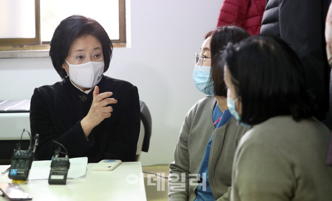 [포토]중앙의료원에서 간담회 갖는 박영선 후보