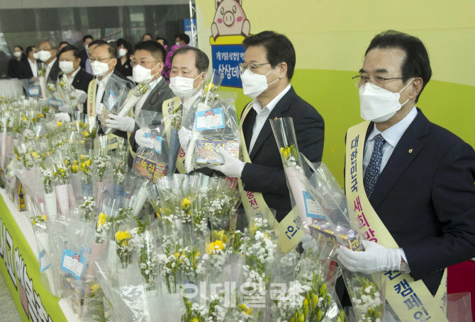 [포토] 출근길 우리 돼지고기 홍보하는 농협 임직원들