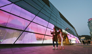부산 영화의전당 벽 수놓은 LG '투명 LED'…낮엔 유리창, 밤엔 영화
