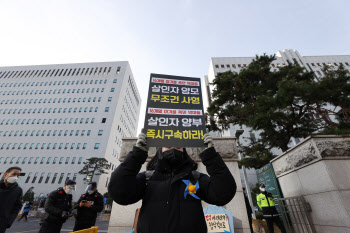 "고기 있어도 맨밥에 상추만 먹여"…정인이 양모 지인의 진술