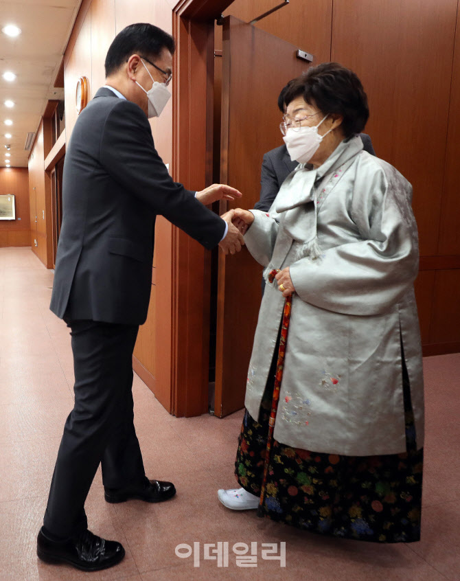 [포토]이용수 할머니 반갑게 맞이하는 정의용 외교부 장관