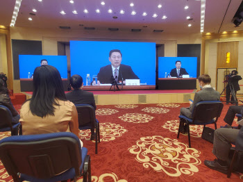 홍콩 선거제 개편, 양회 화두로 떠올라…中 "'일국양제' 위한 것"