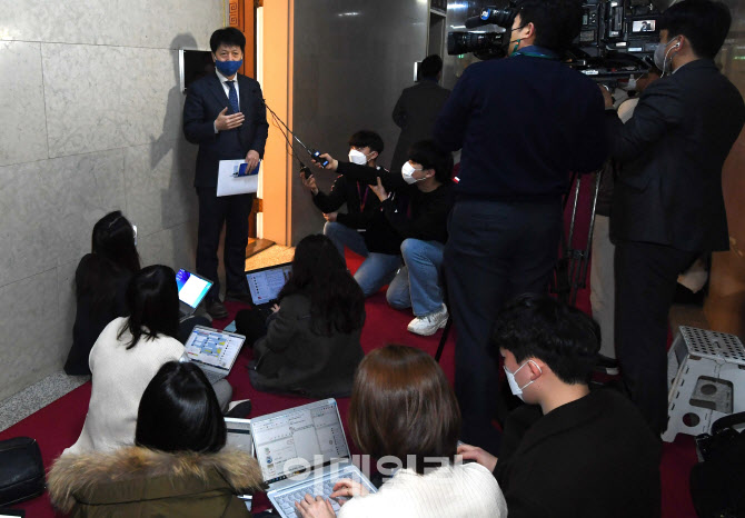 [포토]브리핑하는 오기형 검찰개혁특위 대변인