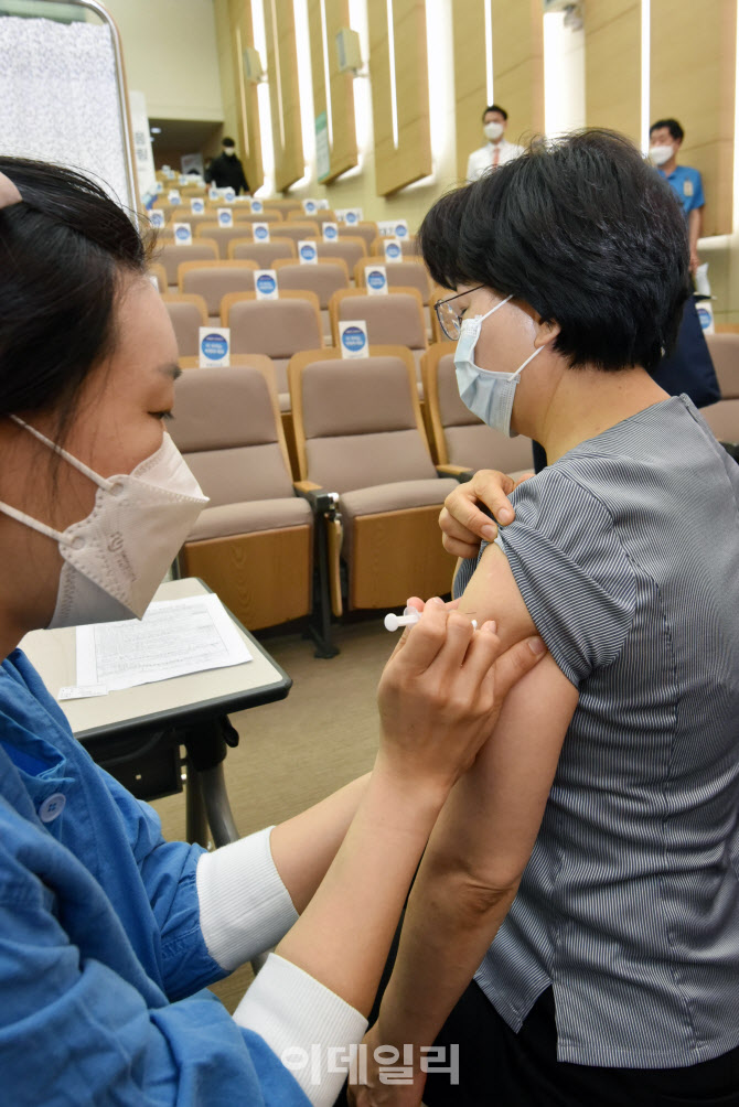 [포토]서울대병원 의료진, '아스크라제네카 백신 접종'