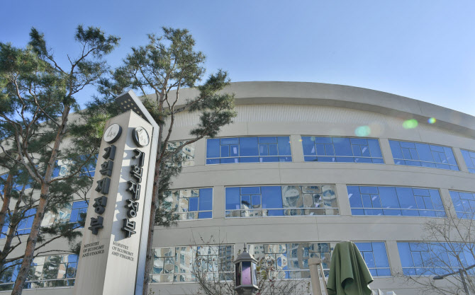 기재부, 과장급 정기인사로 48% 교체…여성·非고시 더 늘려