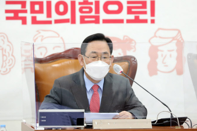 주호영, 윤석열 사의 표명에 "文정권 점점 수렁으로 빠질 것"