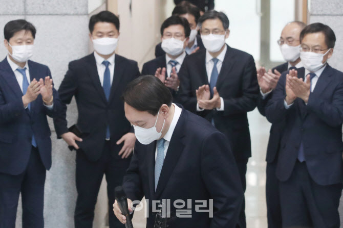 [포토]대검찰청에서 박수 받는 윤석열 총장