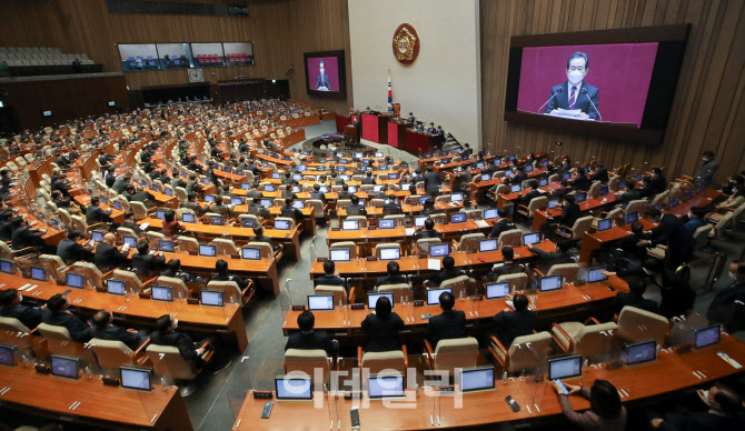 코로나 추경 놓고 與, 속도전에 증액 추진 vs 野 선거용 현금살포 비판