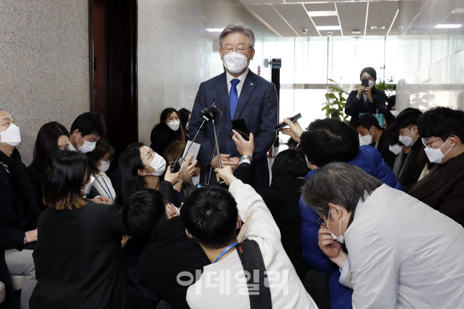 [포토]이재명, '윤석열 지지율은 바람...검찰개혁 더 충실했어야'