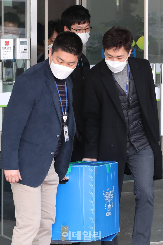 [포토]압수수색 마친 반부패경제범죄수사대