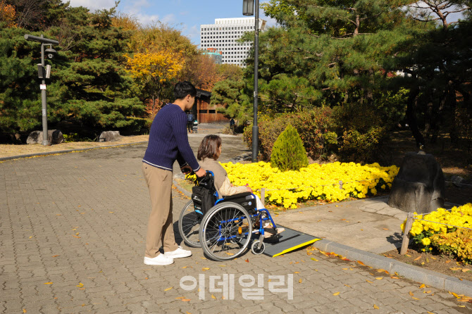 서울관광재단, 관광약자 위한 여행용 보조기 대여 사업 실시