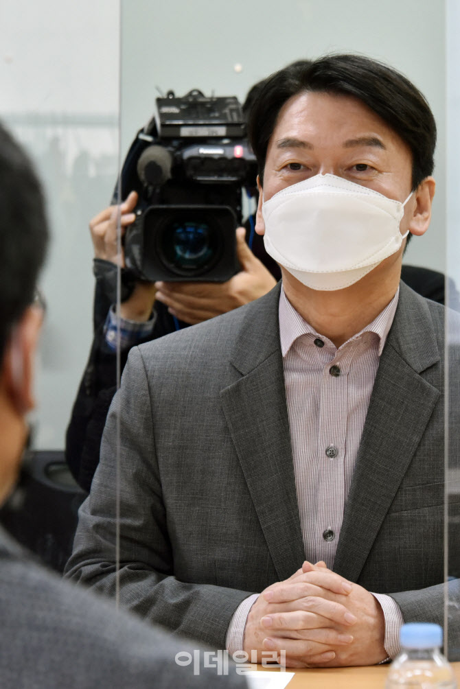 [포토]안철수 서울시장 후보, '서울시공무원 노조와 간담회'