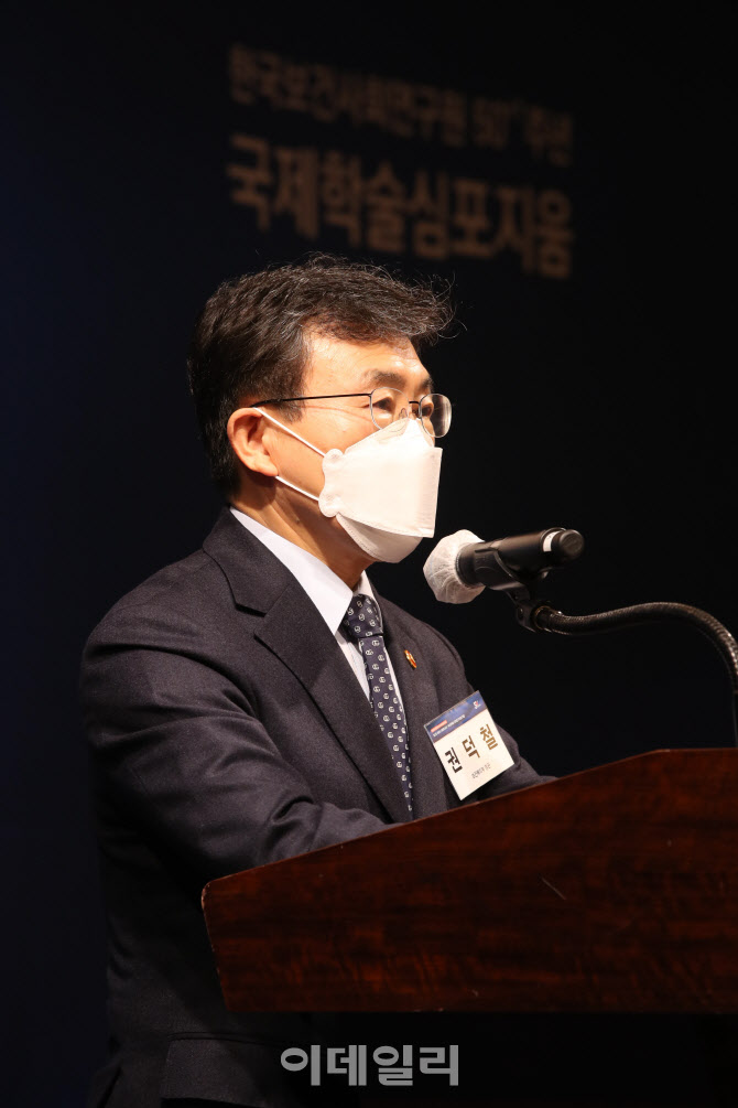 [포토]권덕철 장관, 한국보건사회연구원 학술심포지움에서 축사