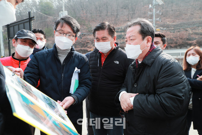 ″주말에도 현장소통은 진행중″…조광한 남양주시장, 청학비치 찾아