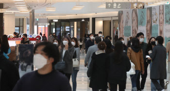 '첫주말 1백만 방문' 더현대서울, 추가확진자…"2층 직원 감염"