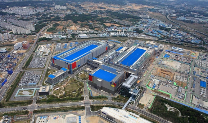 TSMC 인력 6만명 육박하자…삼성, 전체 인력 54% 반도체 배치 '맞불'