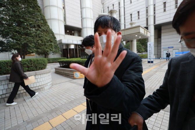[포토]취재진 피하는 이재웅 전 대표