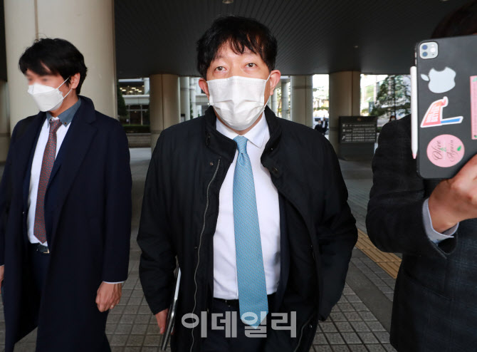 [포토]서울지방법원 나서는 이재웅 전 쏘카 대표