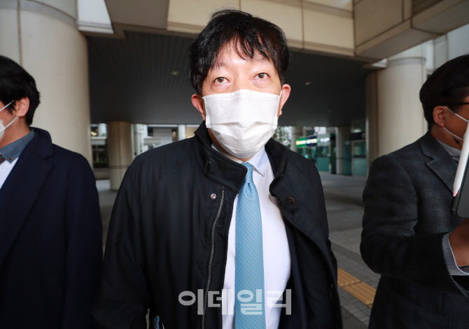 [포토]항소심 마치고 법원 나서는 이재웅 전 대표