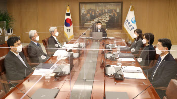 '고용' 줄이는 저금리·인플레 우려..'매파' 발톱 드러낸 금통위원