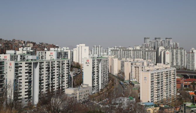 갈수록 커지는 부동산 세금폭탄..공시지가 급등+종부세 인상에 증세론 고개