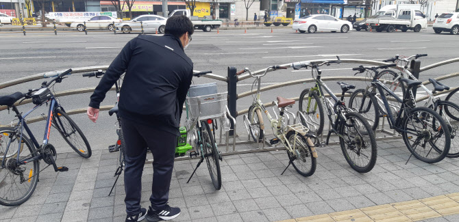 수원시 무단방치 자전거 정비한다