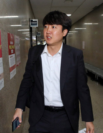 이준석 "집에서 정치 얘기 안한다는 安, 공천개입했던 아내는 누구"