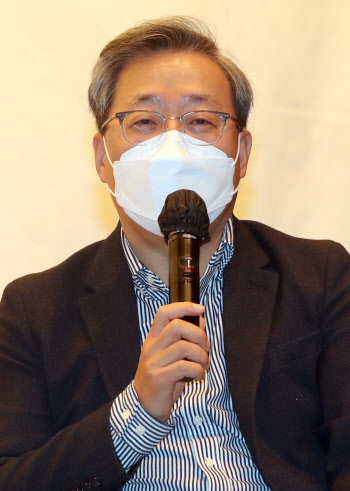 윤호영 카뱅 대표 "쿠팡·네이버와 경쟁‥밀리면 하청업체 전락"
