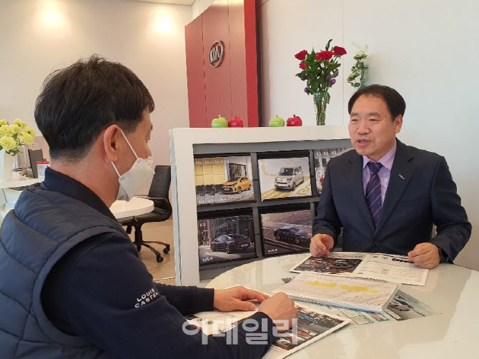 기아 윤필상 영업부장, 車4천대 팔았다..'그랜드 마스터' 등극