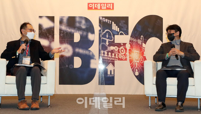 [포토]IBFC에서 토론하는 김병덕 한국금융연구원 선임연구위원-윤정선 국민대학교 경영학부 교수