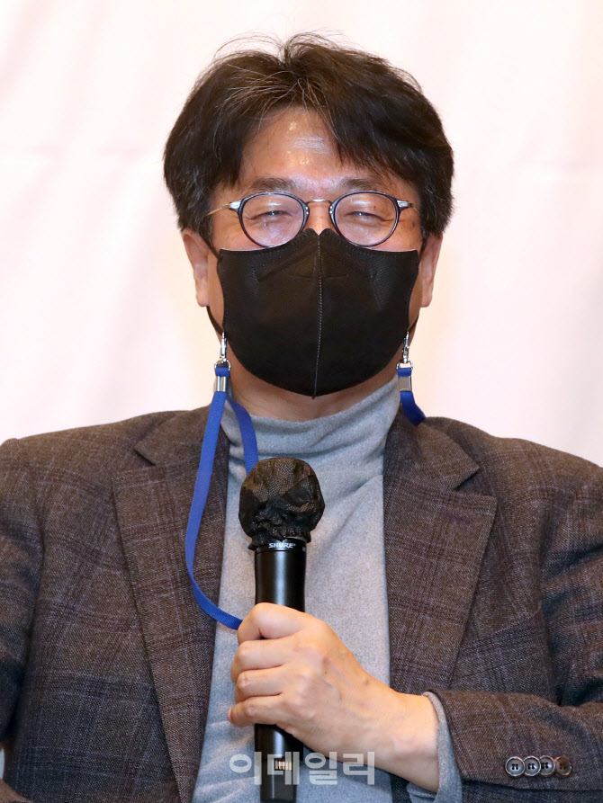 [포토]토론하는 윤정선 국민대 교수