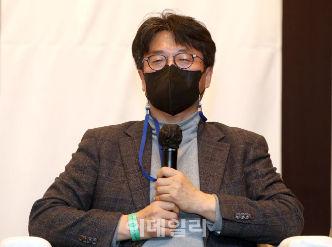 [포토]토론하는 윤정선 국민대 경영학부 교수