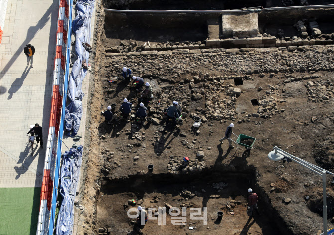 [포토] 땅파면 유물나오는 광화문