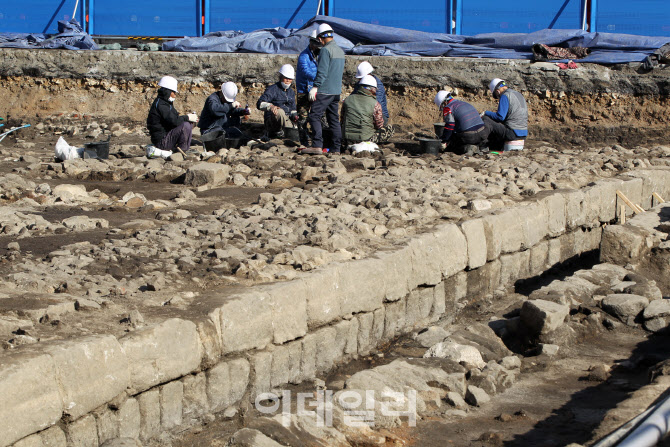 [포토] 유물 발굴 작업