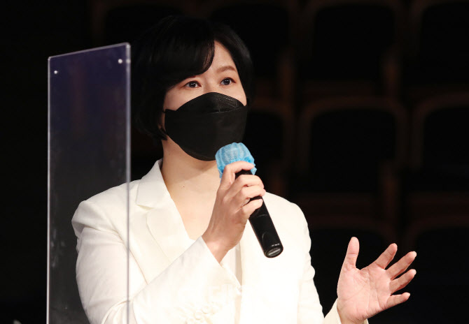 [포토]답하는 김철연 KT 스튜디오지니 공동 대표